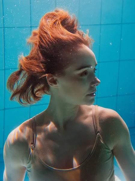 Retrato Mujer Atlética Bajo Agua Piscina — Foto de Stock