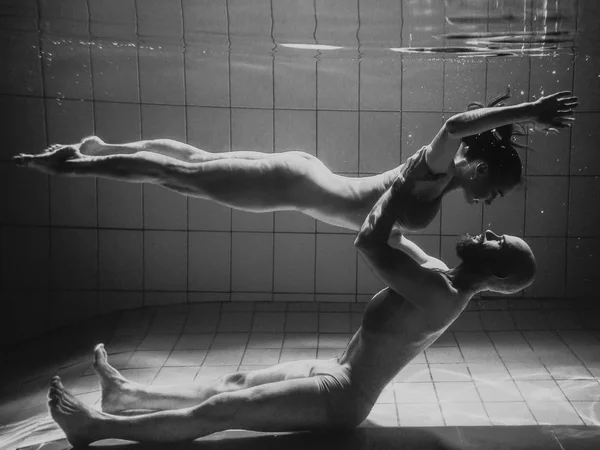 Retrato Subaquático Monocromático Dança Esportiva Fazendo Ioga Asanas Casal Subaquático — Fotografia de Stock