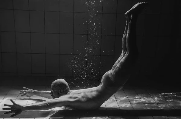 Kasları Sakal Yoga Adam Sualtı Yüzme Havuzunda Monochome Portresi — Stok fotoğraf