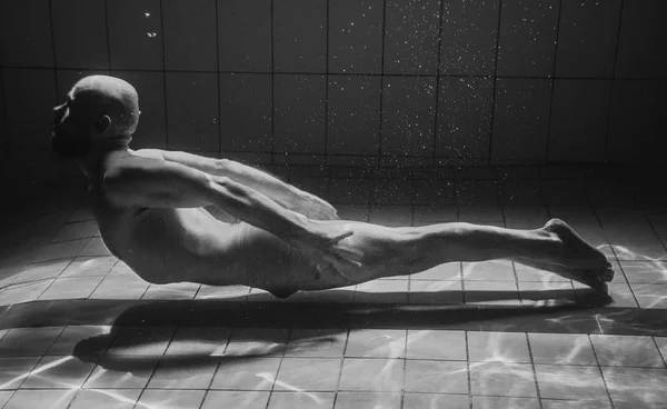 Kasları Sakal Yoga Adam Sualtı Yüzme Havuzunda Monochome Portresi — Stok fotoğraf