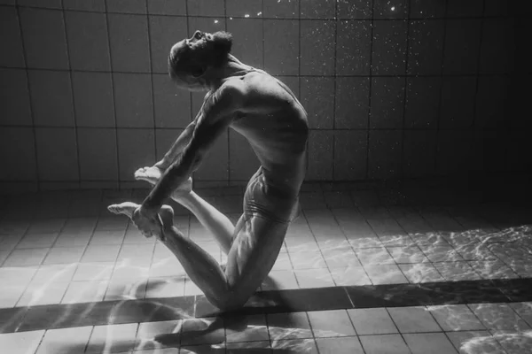 Ritratto Monochome Muscoli Barba Yoga Uomo Sott Acqua Piscina — Foto Stock