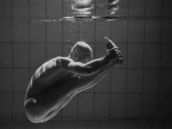 Yüzme Havuzunda Yoga Yapan Kaslı Sakallı Yoga Adamı Portresi — Stok fotoğraf