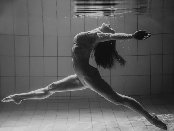 Zwart Wit Portret Van Atletische Sport Vrouw Onder Water Het — Stockfoto