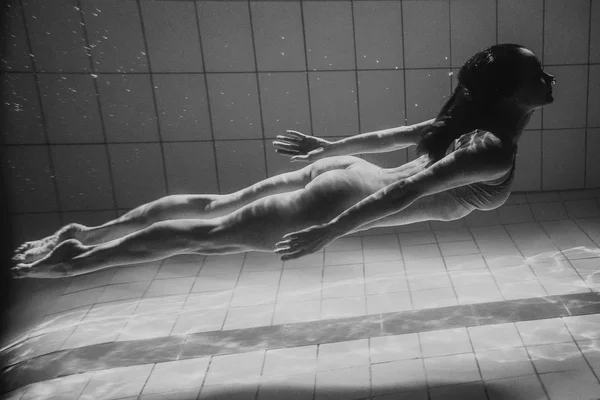 Retrato Monocromo Mujer Atlética Deportiva Bajo Agua Piscina —  Fotos de Stock