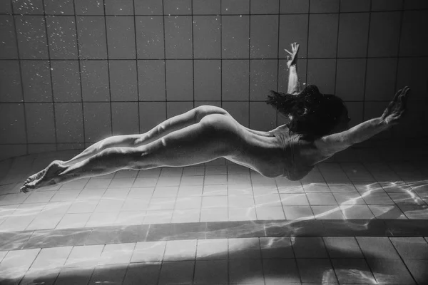 Retrato Monocromático Mulher Atlética Esporte Subaquático Piscina — Fotografia de Stock