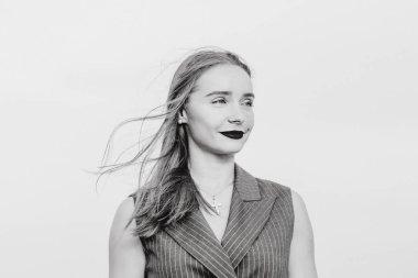 Güzel, şık, zarif, beyaz, genç kadının açık tek renkli portre