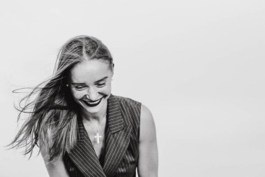 Güzel, şık, zarif, beyaz, genç kadının açık tek renkli portre