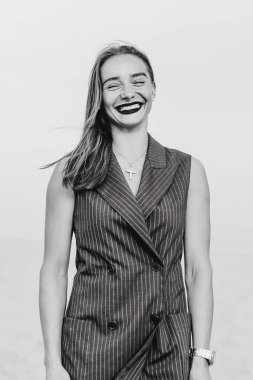 Güzel, şık, zarif, beyaz, genç kadının açık tek renkli portre