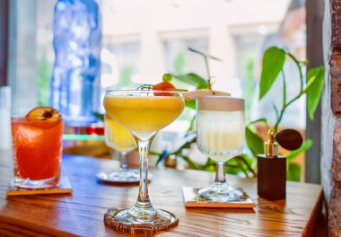 Pisco ekşi kokteyl bar, İtalyan armut tablo ve renkli kokteyller çubuğunda masanın üzerinde duran