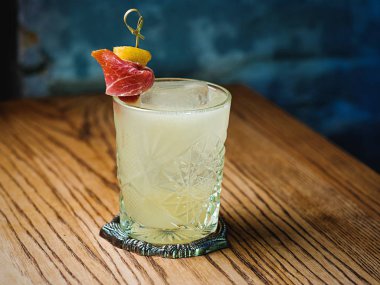 Bacon ve armut ile dekore edilmiş kokteyl İtalyan armut