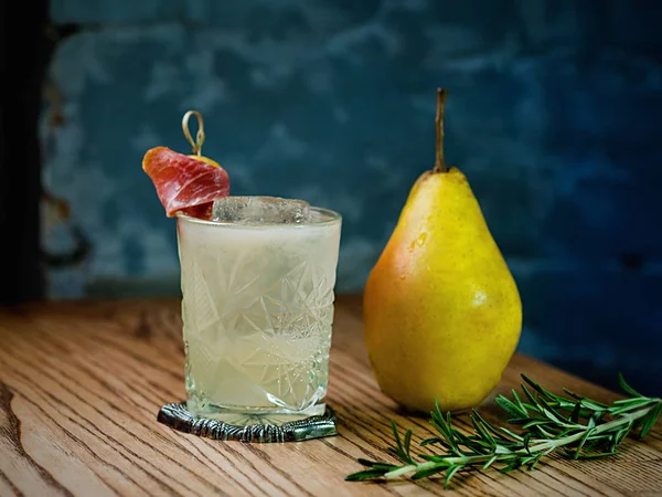 Cocktail Pêra Italiana Decorada Com Bacon Pêra Pêra Alecrim Mesa — Fotografia de Stock