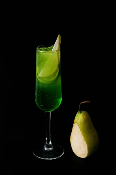 Verde Asiático Pêra Mojito Cocktail Vidro Fundo Escuro — Fotografia de Stock