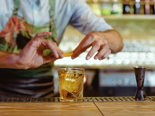 アルコールのカクテルを作るバーテンダーの手 — ストック写真