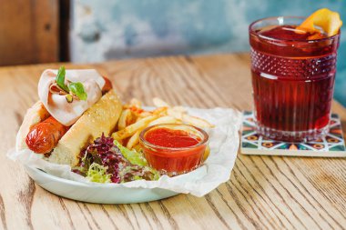 eski moda kokteyl ve plaka ile sosisli sandviç sosis ve jambon, Domates ketçap sos ve bardaki masada Fransız kızarmış