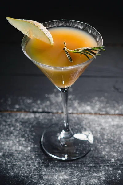 Keltainen Joulu Alkoholin Cocktail Italialainen Päärynä Tummalla Pohjalla — kuvapankkivalokuva