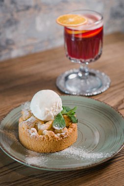 elma strudel dondurma ve nane plaka üzerinde ve masanın üzerinde mulled şarap