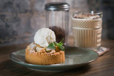 dondurma ve nane plaka ve masada Beyaz Rus kokteyl ile elma strudel