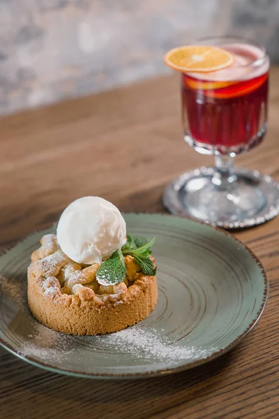 elma strudel dondurma ve nane plaka üzerinde ve masanın üzerinde mulled şarap