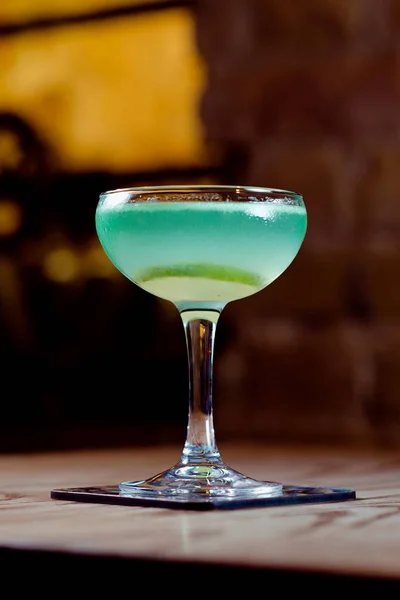 Verde Blu Con Cocktail Alcool Lime Nel Bicchiere Sul Tavolo — Foto Stock