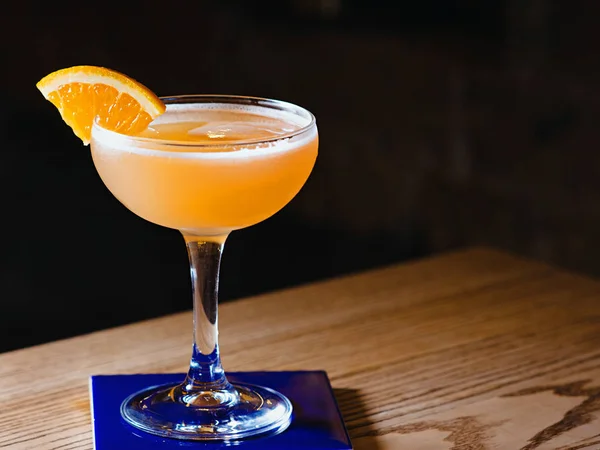 バーでエレガントなガラスの柑橘類でオレンジ アルコール サワー カクテル — ストック写真