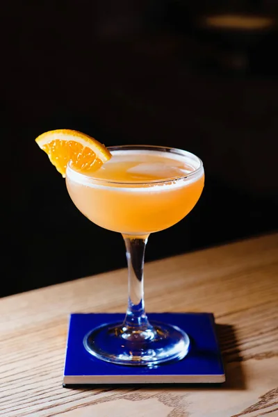 Cóctel Agrio Alcohol Naranja Con Cítricos Elegante Vaso Bar — Foto de Stock