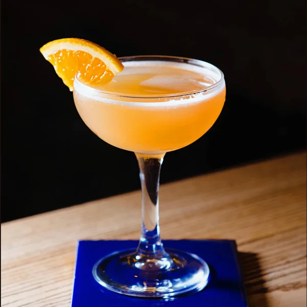 Cóctel Alcohol Naranja Con Cítricos Vidrio Elegante Bar — Foto de Stock