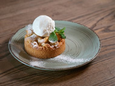 dondurma ve nane plaka üzerinde elma strudel