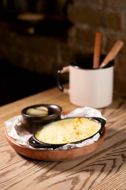 peynir ve tuzlu salatalık ile pişmiş balık