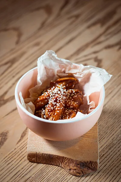 Alitas Pollo Fritas Con Sésamo Plato Mesa —  Fotos de Stock