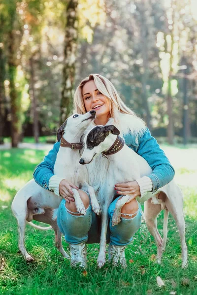 Krásná Roztomilá Šťastný Blondýnka Vlastník Jejím Dvou Bílých Ohař Venkovní — Stock fotografie