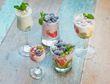 Çilekli tatlılar - Kivi, çilek, yabanmersini, donmuş yoğurt