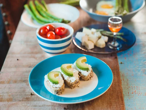 Brunch Sándwiches Queso Cuajada Con Aguacate Tomates Brie Miel Espárragos —  Fotos de Stock