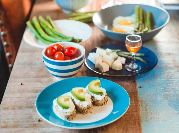 Brunch Sándwiches Queso Cuajada Con Aguacate Tomates Brie Miel Espárragos —  Fotos de Stock