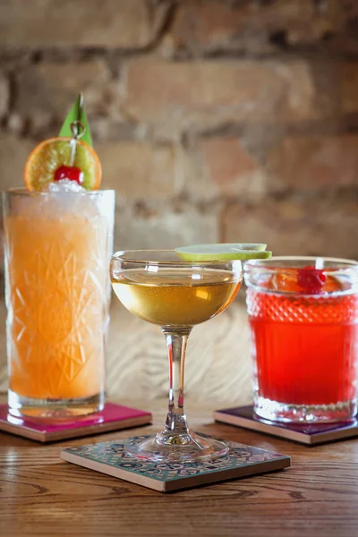 Διαφορετικά Πολύχρωμα Αλκοόλ Και Αλκοολούχων Κοκτέιλ Ποτήρια Στο Τραπέζι — Φωτογραφία Αρχείου