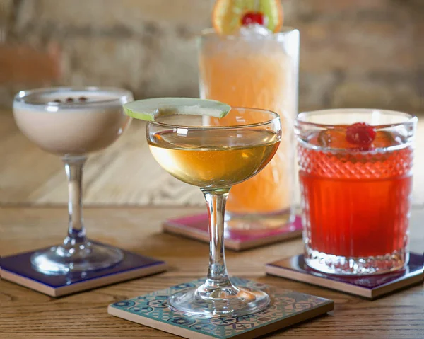 Diferentes Cócteles Coloridos Alcohol Sin Alcohol Los Vasos Sobre Mesa — Foto de Stock