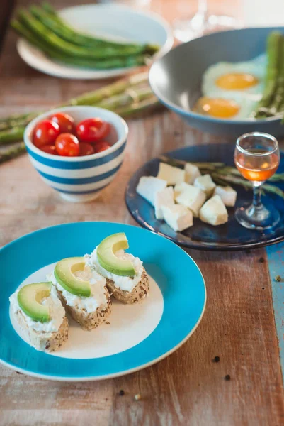 Almuerzo Sándwiches Queso Cuajada Con Aguacate Tomates Brie Miel Espárragos —  Fotos de Stock