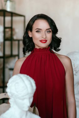 sanat iş dükkanda uzun elbise kırmızılı güzel genç esmer muse kadın portresi 