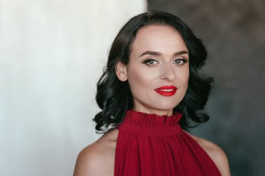 Kırmızı uzun elbiseli güzel genç esmer muse kadın portresi 