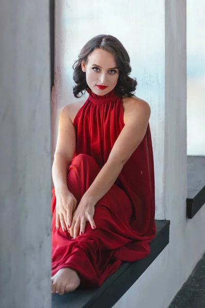 Πορτρέτο Του Όμορφη Νεαρή Μελαχρινή Μούσα Γυναίκας Κόκκινο Μακρύ Φόρεμα — Φωτογραφία Αρχείου