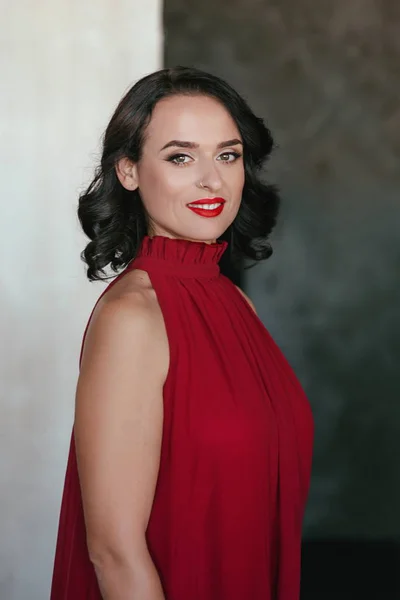 Retrato Hermosa Joven Morena Musa Mujer Vestido Largo Rojo — Foto de Stock