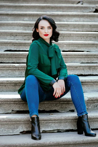 Retrato Elegante Mujer Morena Moderna Blusa Verde Sentado Las Escaleras — Foto de Stock