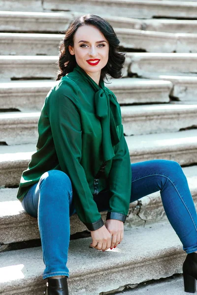Ritratto Elegante Donna Bruna Moderna Camicetta Verde Seduta Sulle Scale — Foto Stock