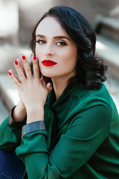 Retrato Elegante Mujer Morena Moderna Blusa Verde Sentado Las Escaleras —  Fotos de Stock