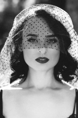 tek renkli siyah peçe güzel gülümseyen şık esmer kadın portresi