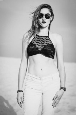  tek renkli şık çok güzel kızıl saçlı beyaz Bayan güneş gözlüğü çölde portresi