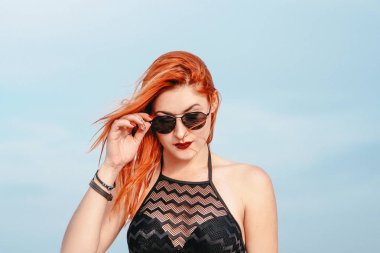 şık çok güzel kızıl saçlı beyaz Bayan güneş gözlüğü çölde portresi