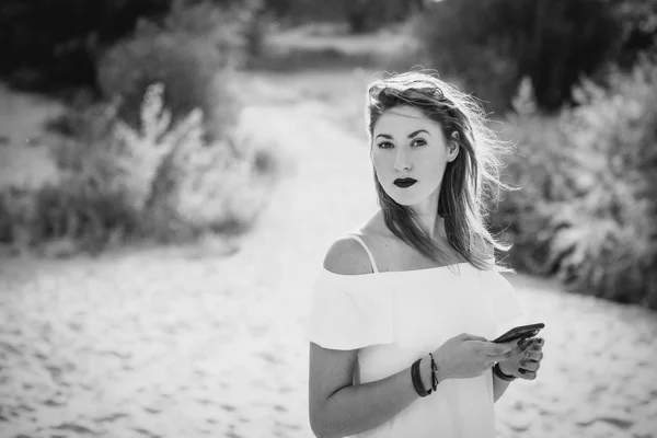 Retrato Elegante Dama Roja Blanca Adorable Con Teléfono Inteligente Auto — Foto de Stock