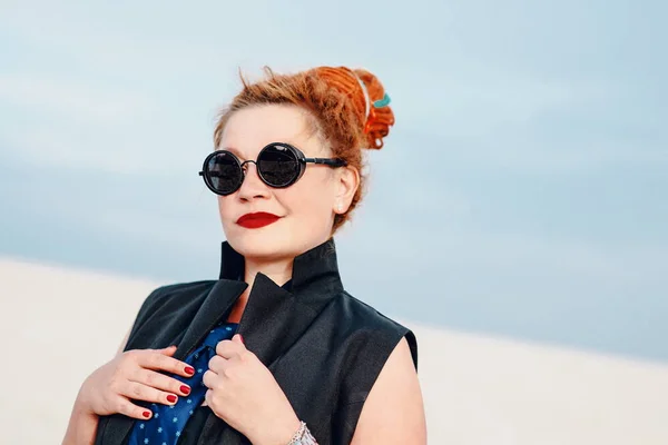 Portrait Redhead Stylish Woman Tie Suit Sunglasses Desert — Stock Photo, Image