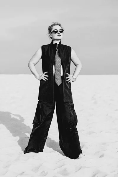 Retrato Monocromo Mujer Pelirroja Con Estilo Corbata Traje Gafas Sol — Foto de Stock