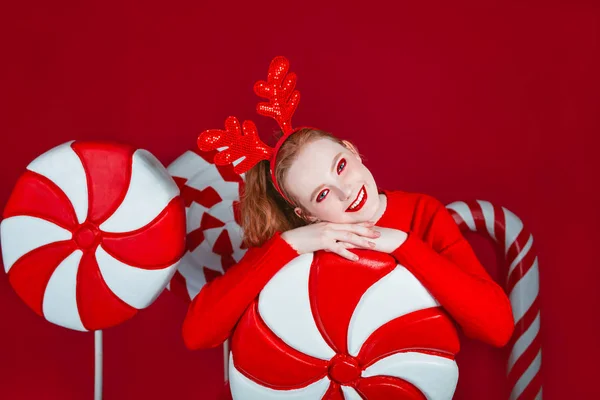Πορτρέτο Του Όμορφη Κοκκινομάλλα Αστεία Χριστούγεννα Γυναίκα Κέρατα Ελαφιού Καραμέλα — Φωτογραφία Αρχείου